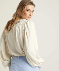 Blusa Sedosa Con Encaje Summum